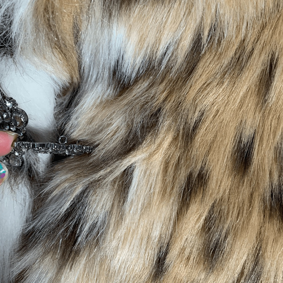 Express Faux Fur Leopard Print Capelet Burgundy Satin Lining Brooch Enclosure - Picture 12 of 13